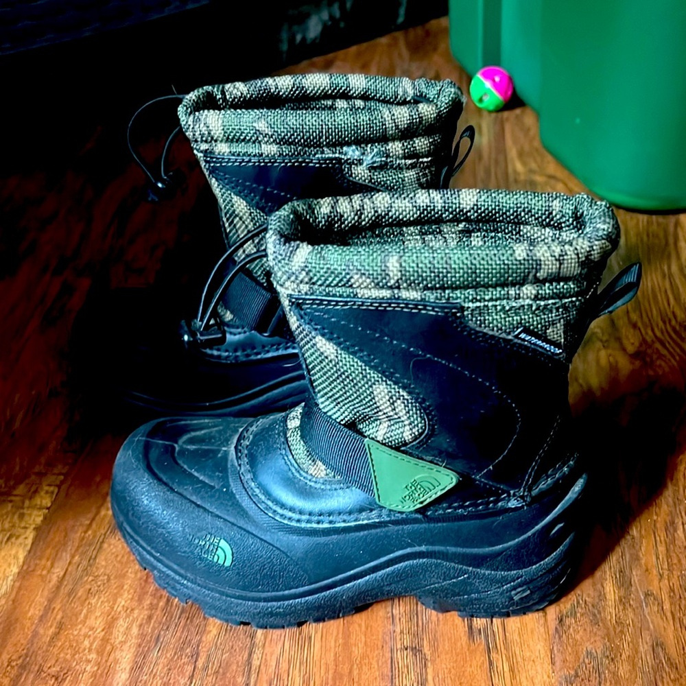 North Face camo snow boots, size youth 13. Used in great condition.